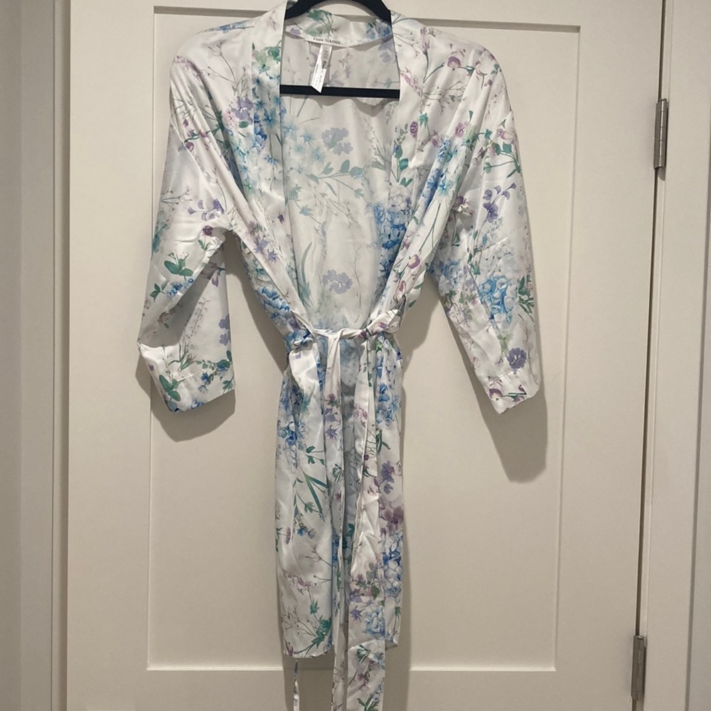 Cute robe NWOT